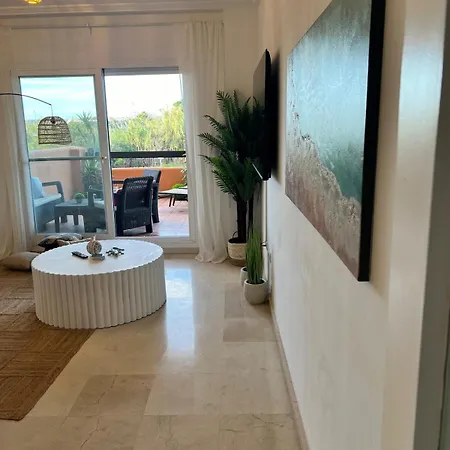 Stylish Costa Del Sol Golfer & Family Escape Баия-де-Касарес